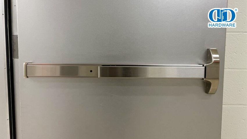 ¿Cuándo se requieren barras de pánico?