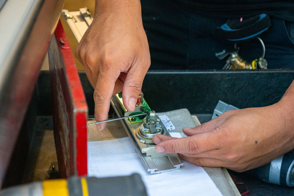 C&oacute;mo quitar una barra de p&aacute;nico？