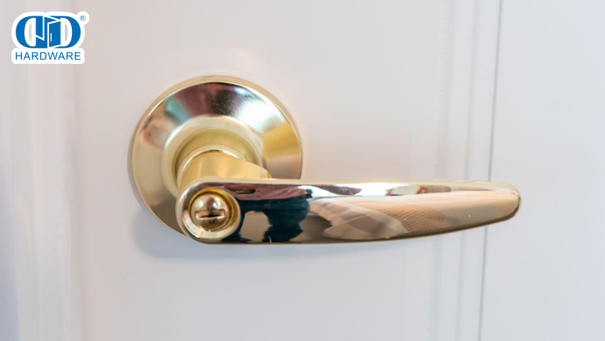 Por qué el acero inoxidable sobreventa a los latones, el zinc y el aluminio en áreas de alto tráfico